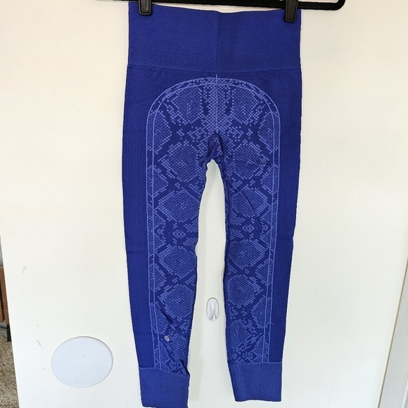 EUC Lululemon Ebb To Street Snake Print Leggings Sapphire Blue Size 4 - Picture 9 of 16